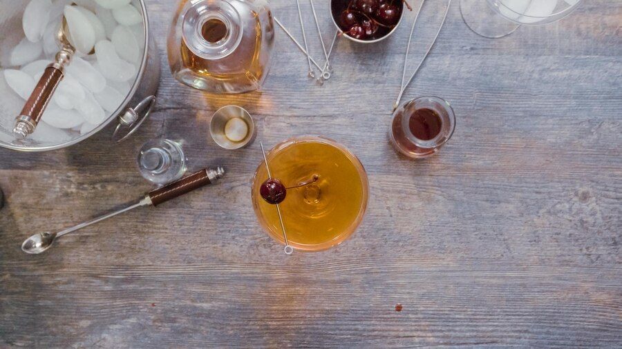 paso-paso-preparando-coctel-manhattan-bar-casa_198639-70307