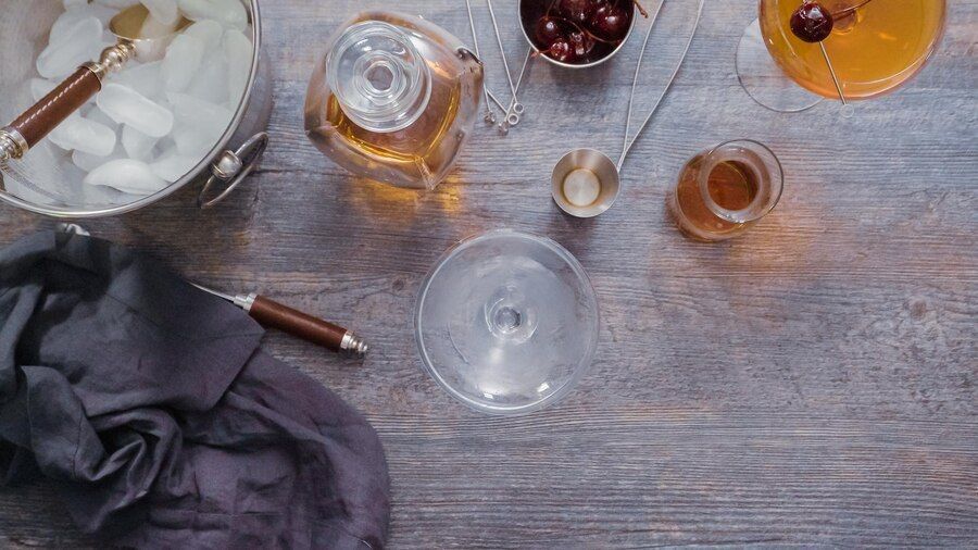 paso-paso-preparando-coctel-manhattan-bar-casa_198639-94913
