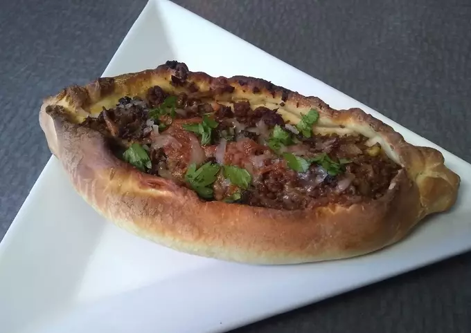 receta-de-pide-facil-y-rica-pizza-turca-foto-principal