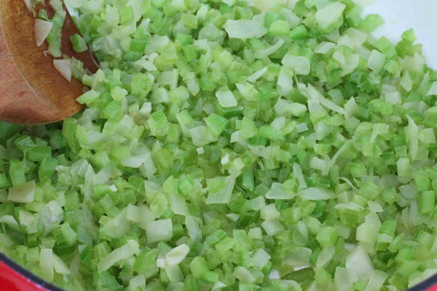 apio cebolla sartén