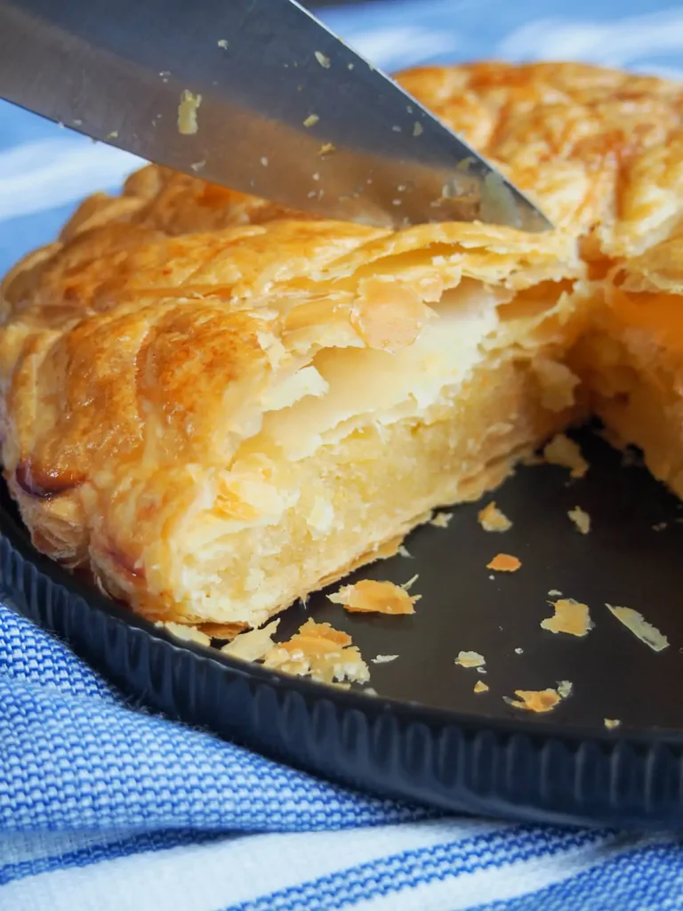 cutting-slice-galette-des-bois-king-cake.