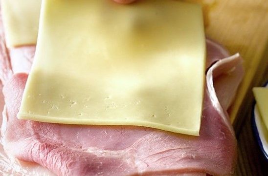 paso_a_paso_para_realizar_rollitos_de_pollo_queso_y_jamon_repartir_por_encima_de_la_pechuga_de_pollo_lonchas_de_jamon_y_queso_fe37dfba_780x1000