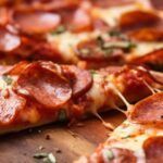 Pizza de calabacín con queso y pepperoni