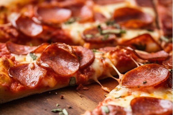 Pizza de calabacín con queso y pepperoni