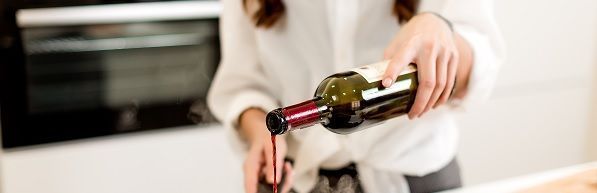 Vertir el vino tinto