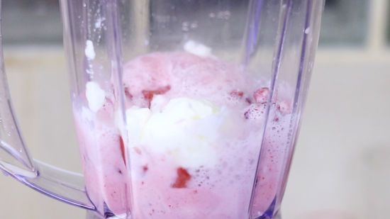 550px-nowatermark-Make-Strawberry-Milkshakes-Step-2-Version-6