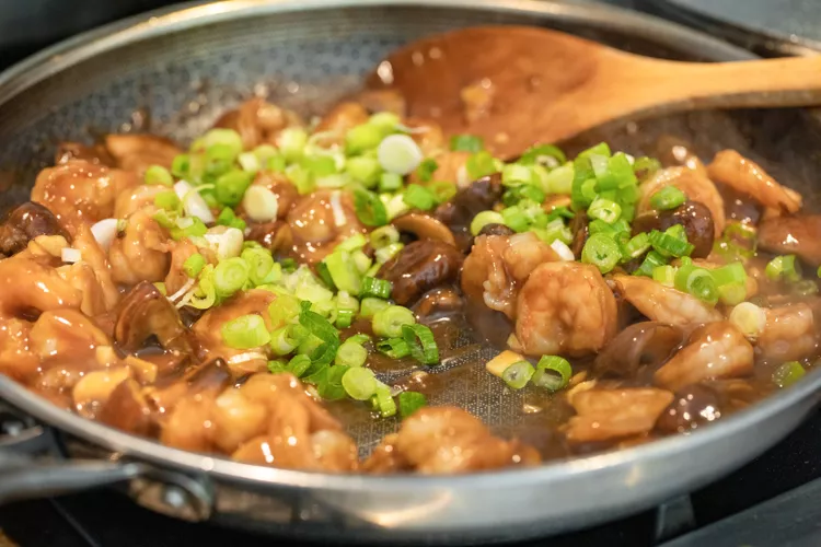 Simply-Recipes-Shrimp-Mushroom-Stir-Fry-METHOD-05-4aa5699f31084d39b8c816825a94d6df