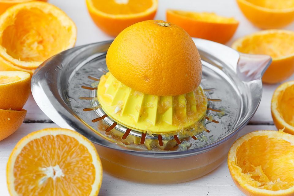 exprimir naranja