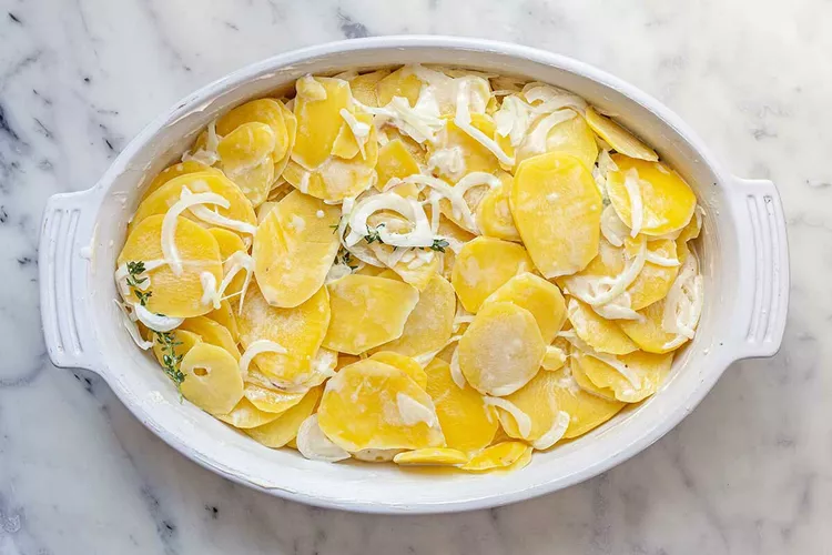 __opt__aboutcom__coeus__resources__content_migration__simply_recipes__uploads__2020__11__Potatoes-Au-Gratin-METHOD-4-44d4c366618d4bfe9c90d64346b97724
