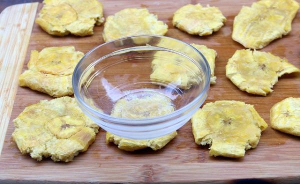 You-can-use-the-bottom-of-a-bowl-to-flatten-the-fried-plantain-chips-600×400