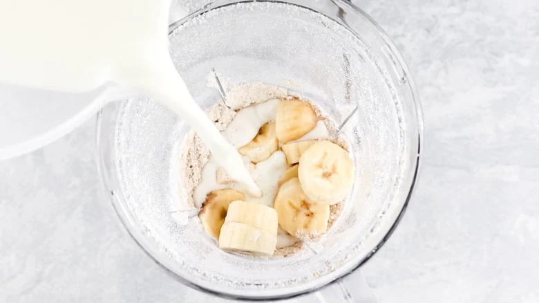 banana-oatmeal-smoothie-process-3