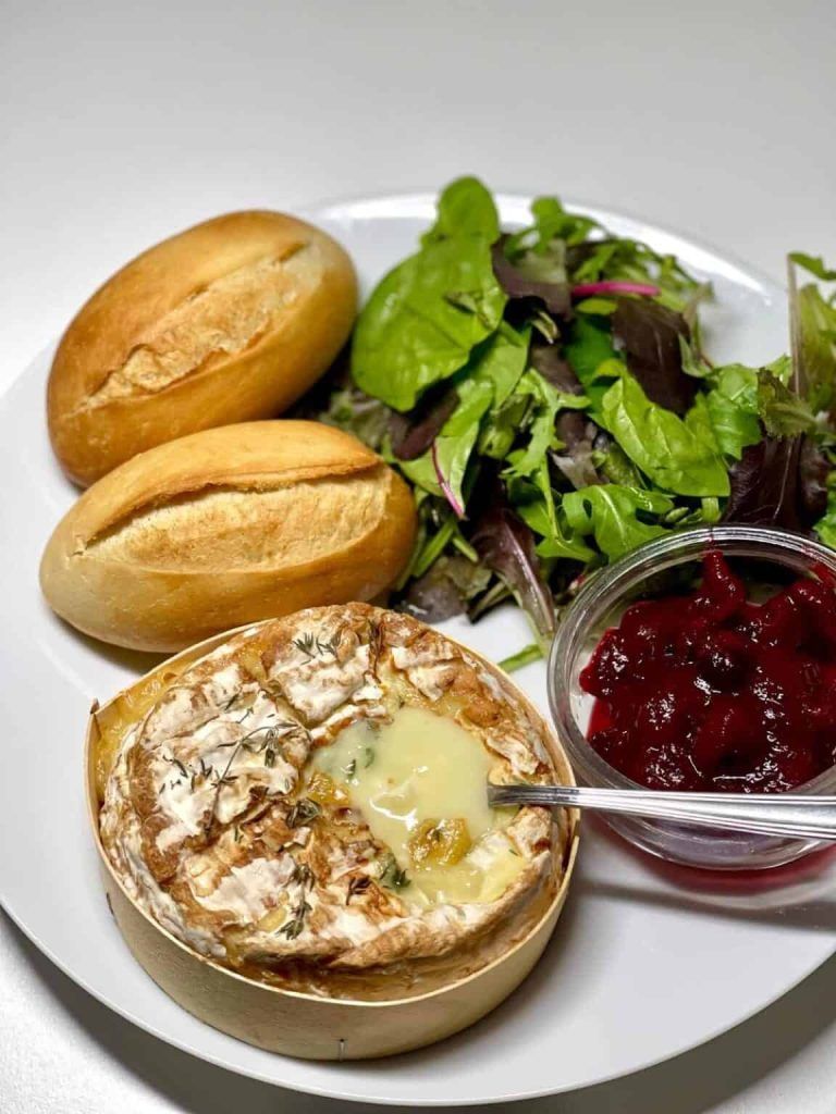 Air-Fryer-Camembert-served-with-salad-bread-rolls-and-cranberry-sauce-1152×1536