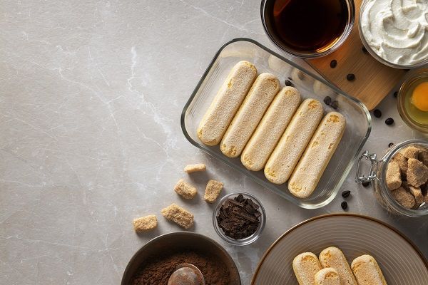 Bizcochos puestos en una fuente para hacer el postre de tiramisú de limón