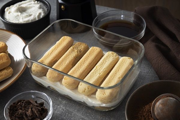 Bizcochos con capas de mascarppone para el tiramisú de limón