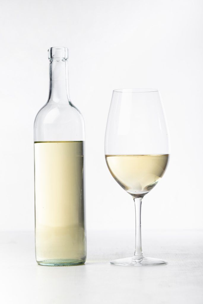 close-up-copa-vino-blanco-botella