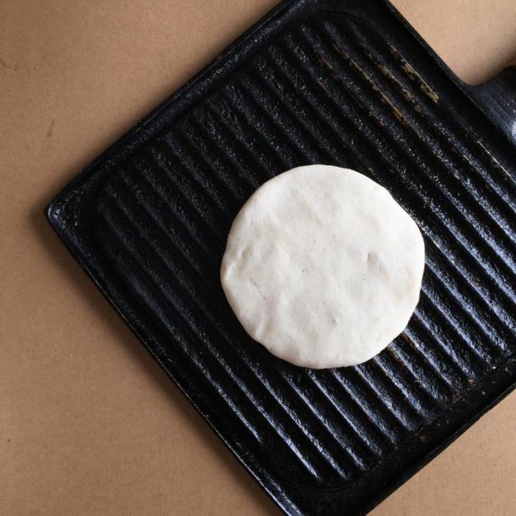 cocinar arepa