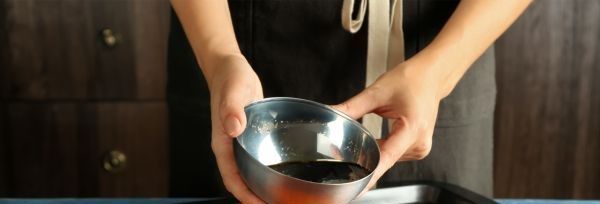 Chef con la mezcla del marinado en las manos