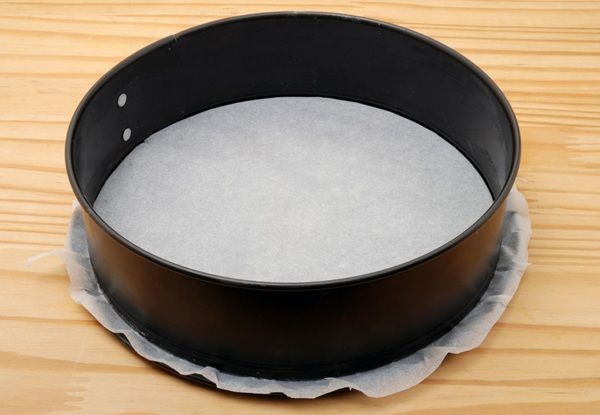 Molde desmontable forrado con papel de horno