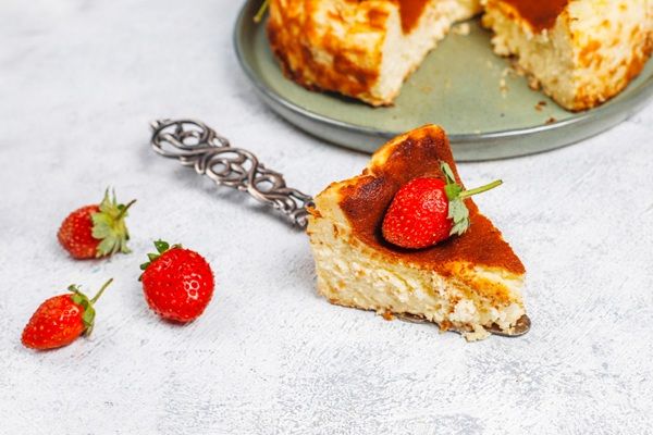 Porción de tarta de queso de La Viña de San Sebastián con fresas encima