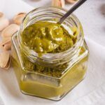Rica nutella de pistacho con ingredientes alrededor