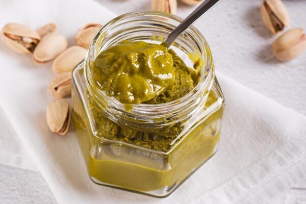 Rica nutella de pistacho con ingredientes alrededor