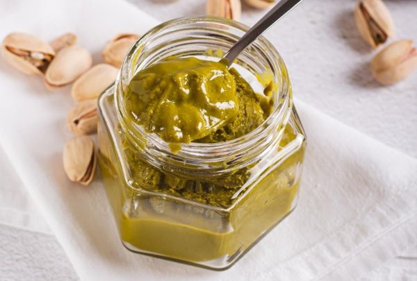 Rica nutella de pistacho con ingredientes alrededor