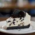 Porción de tarta de Oreo presentada en plato blanco