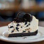 Porción de tarta de Oreo presentada en plato blanco