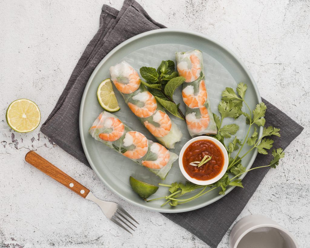 rollitos-camarones-frescos-plato-salsa