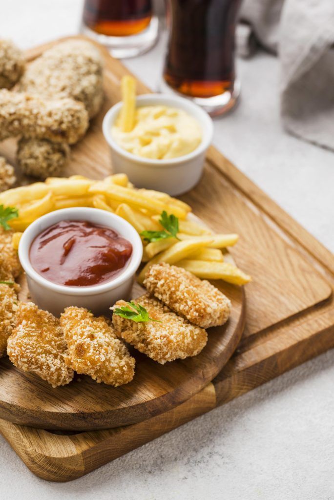alto-angulo-patas-pollo-frito-nuggets-bebidas-gaseosas-papas-fritas