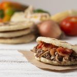 Arepas con pollo y verduras