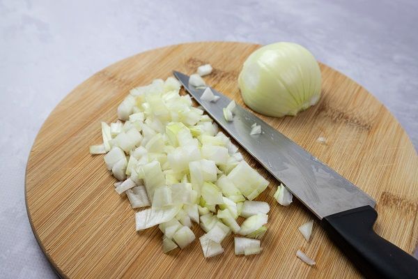 Cortar la cebolla para la moqueca