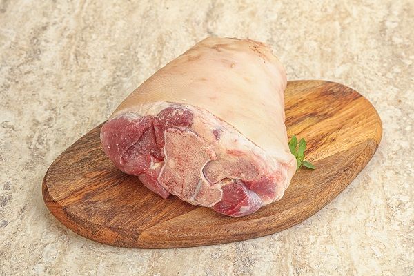 Codillo cerdo crudo