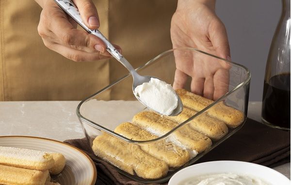 Extender mascarpone sobre la capa de bizcochos