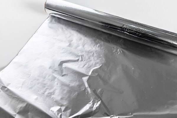 Cubrir la bandeja con papel de aluminio