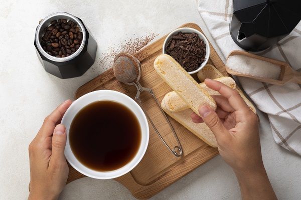 Sumergir bizcocho en tiramisú