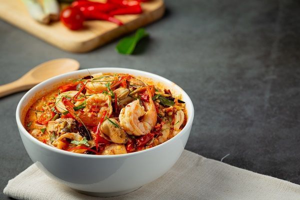Sirve caliante la sopa de mariscos ácidos o tom yum seafood