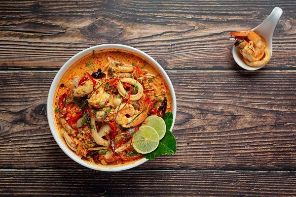 Sopa de mariscos ácidos o tom yum seafood
