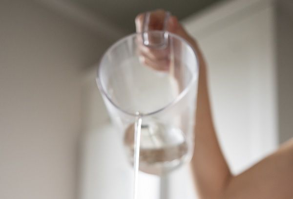 Verter agua en la olla