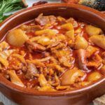 Callos a la madrileña en cazuela de barro acompañados de pan y vino