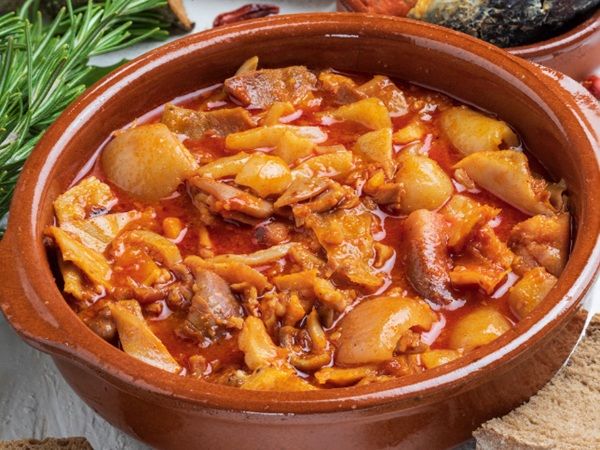 Callos a la madrileña en cazuela de barro acompañados de pan y vino