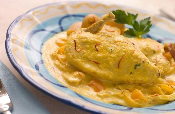 Pollo en pepitoria servido en bonito plato decorado