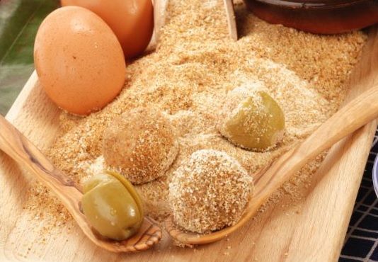 Rebozar aceitunas con harina, huevo y pan rallado
