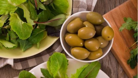 Escurrir aceitunas verdes