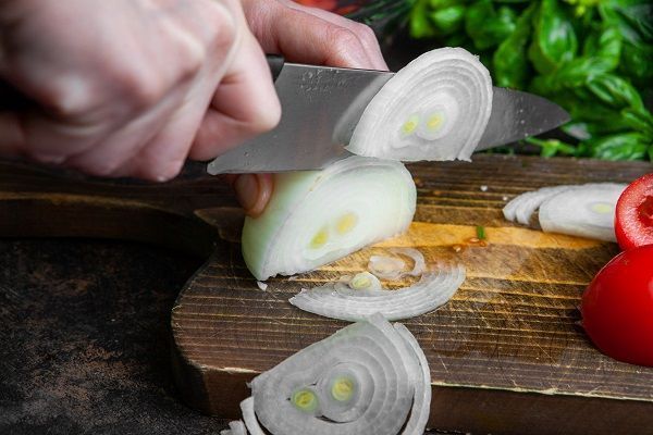 Cortar cebollas para el rodaballo