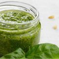 Tarro de cristal con mojo verde canario