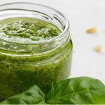 Tarro de cristal con mojo verde canario