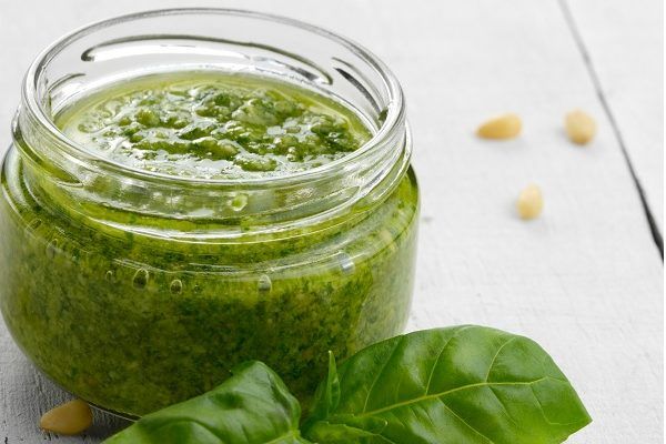 Tarro de cristal con mojo verde canario