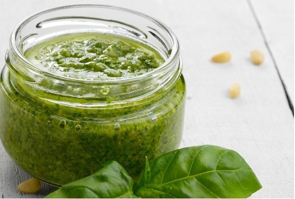 Tarro de cristal con mojo verde canario