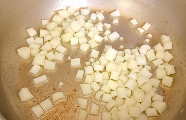 Cebolla haciéndose en la sartén
